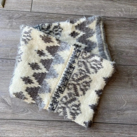 Urban Outfitters Snowflake Fleece Lining Infinity  Scarf - Picture 3 of 11